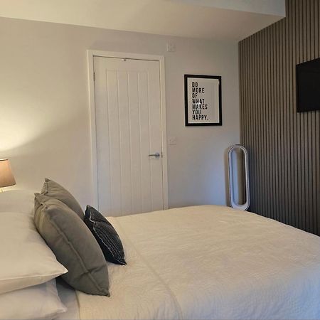 Stylish, Business Traveller Friendly Apartment, With Free Parking And Netflix Farnborough  Extérieur photo