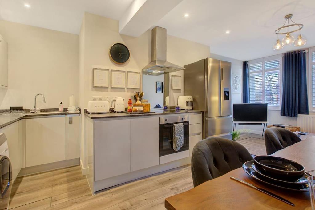 Stylish, Business Traveller Friendly Apartment, With Free Parking And Netflix Farnborough  Extérieur photo