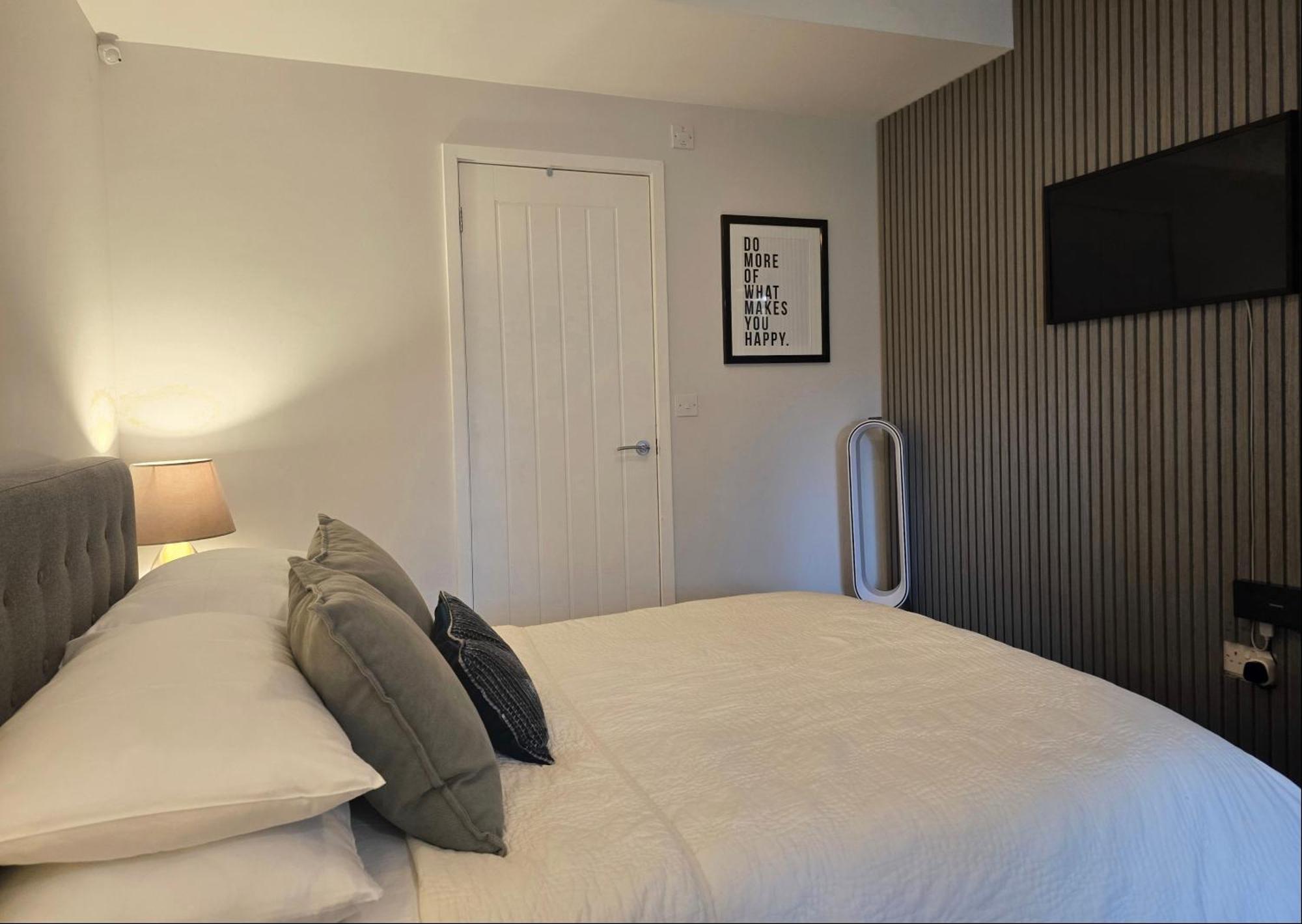 Stylish, Business Traveller Friendly Apartment, With Free Parking And Netflix Farnborough  Extérieur photo